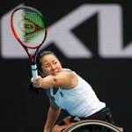 車いすの部女子シングルス準決勝でプレーする上地結衣（共同）
