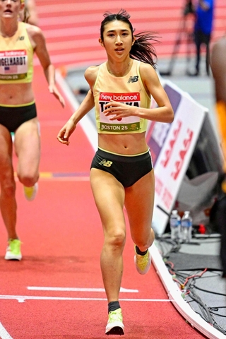 陸上の「世界室内ツアー・ゴールド」の女子１マイルで力走する田中希実（ゲッティ＝共同）