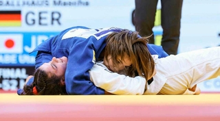 女子５２キロ級決勝で対戦相手を抑え込む阿部詩（上）（国際柔道連盟提供・共同）