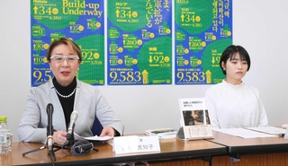 記者会見する鳥居真知子さん（左）と平林千奈満さん＝４日午前、長崎市