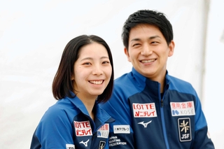 笑顔で撮影に応じるペアの三浦璃来（左）と木原龍一（共同）
