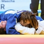 女子５２キロ級決勝で対戦相手を抑え込む阿部詩（上）（国際柔道連盟提供・共同）