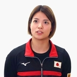 帰国し取材に応じる柔道の阿部詩＝羽田空港