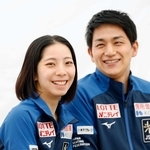 笑顔で撮影に応じるペアの三浦璃来（左）と木原龍一（共同）