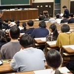 会場で試験開始を待つ受験生たち＝２５日午前、神戸市灘区六甲台町、神戸大学（撮影・笠原次郎）