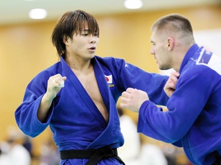 柔道の全日本男子合宿で練習する阿部一二三（左）＝６日、東京都北区