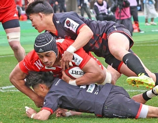神戸ー三重　前半６分、先制のトライを決める神戸のカウリートゥイオティ（中央）＝撮影・丸山桃奈