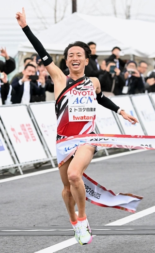 優勝のゴールテープを切るトヨタ自動車のアンカー内田隼太＝１６日、大阪市此花区（撮影・斎藤雅志）