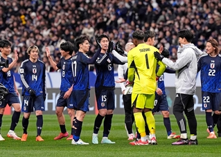 バーレーンに快勝し、喜ぶ鎌田大地（中央）ら日本代表。８大会連続８度目のＷ杯出場権を獲得した＝20日、埼玉スタジアム