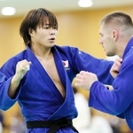 柔道の全日本男子合宿で練習する阿部一二三（左）＝６日、東京都北区