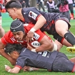 神戸ー三重　前半６分、先制のトライを決める神戸のカウリートゥイオティ（中央）＝撮影・丸山桃奈