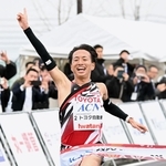 優勝のゴールテープを切るトヨタ自動車のアンカー内田隼太＝１６日、大阪市此花区（撮影・斎藤雅志）