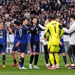 バーレーンに快勝し、喜ぶ鎌田大地（中央）ら日本代表。８大会連続８度目のＷ杯出場権を獲得した＝20日、埼玉スタジアム