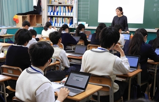 オンラインでの出題・解答もあった全国学力・学習状況調査＝１４日午前、神戸市灘区長峰台２、長峰中学校（撮影・鈴木雅之）
