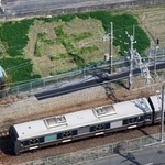 尼崎ＪＲ脱線事故現場近くの畑に浮かぶ「生」の文字＝９日午後１時５９分、尼崎市