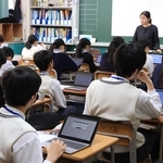 オンラインでの出題・解答もあった全国学力・学習状況調査＝１４日午前、神戸市灘区長峰台２、長峰中学校（撮影・鈴木雅之）