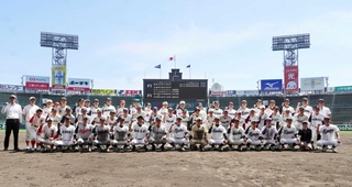 軟式野球の交流試合を終え、記念写真に納まる両チームの選手たち
