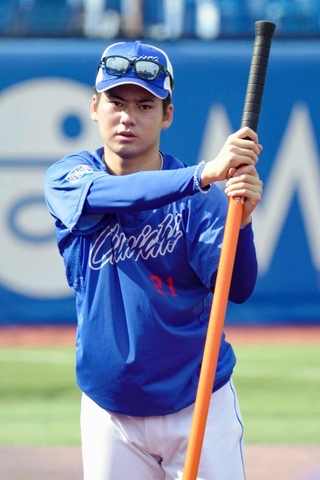 登板に向けて調整する中日・金丸＝２８日、神宮