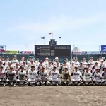 軟式野球の交流試合を終え、記念写真に納まる両チームの選手たち