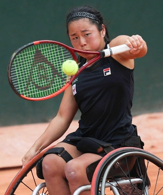 車いすの部女子シングルス準々決勝でプレーする上地結衣（共同）