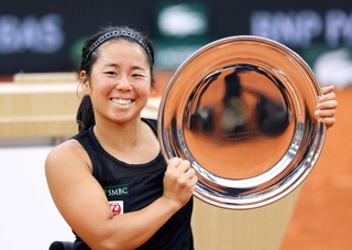 テニスの全仏オープン車いすの部女子シングルスで優勝した上地結衣＝パリ（共同）