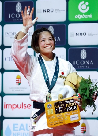 女子52キロ級で５度目の優勝を果たし、声援に応える阿部詩＝ブダペスト（共同）