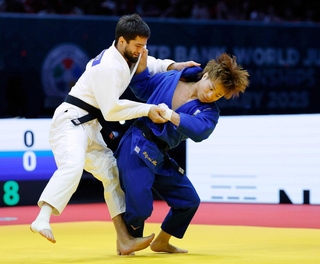 男子６６キロ級準々決勝　タジキスタンのオビド・ゼボフ（左）と対戦する阿部一二三（共同）