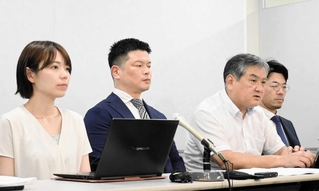 神戸質店事件の再審請求申し立て後に記者会見する戸谷嘉秀弁護士（右から２人目）ら＝２６日午後、大阪市北区