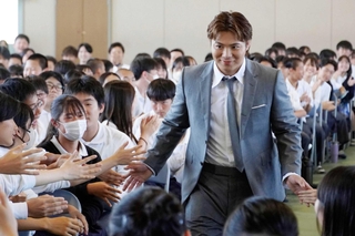 特別授業のため訪れた中学校で、生徒たちとタッチを交わす柔道男子の阿部一二三＝３０日、大阪府高槻市