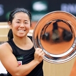 テニスの全仏オープン車いすの部女子シングルスで優勝した上地結衣＝パリ（共同）