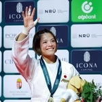 女子52キロ級で５度目の優勝を果たし、声援に応える阿部詩＝ブダペスト（共同）