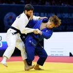 男子６６キロ級準々決勝　タジキスタンのオビド・ゼボフ（左）と対戦する阿部一二三（共同）