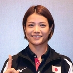柔道の世界選手権から帰国し、ポーズをとる阿部詩＝１６日、羽田空港