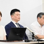 神戸質店事件の再審請求申し立て後に記者会見する戸谷嘉秀弁護士（右から２人目）ら＝２６日午後、大阪市北区