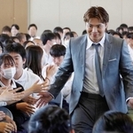 特別授業のため訪れた中学校で、生徒たちとタッチを交わす柔道男子の阿部一二三＝３０日、大阪府高槻市