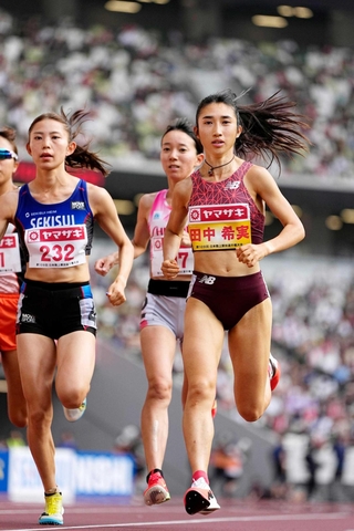 女子１５００メートル決勝　力走する田中希実（右端）