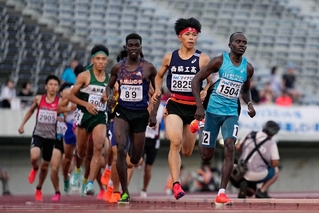 男子１５００メートルタイム決勝　力走する（右から）山梨学院のフェリックス・ムティアニ、西脇工の新妻遼己