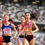 女子１５００メートル決勝　力走する田中希実（右端）