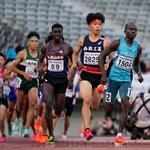 男子１５００メートルタイム決勝　力走する（右から）山梨学院のフェリックス・ムティアニ、西脇工の新妻遼己