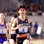 男子５０００メートル　１３分５０秒０５で優勝した西脇工の新妻遼己＝ホットスタッフフィールド広島（撮影・丸山桃奈）