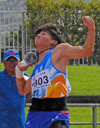 全国中学校体育大会の陸上男子砲丸投げで優勝した山口勇雅＝沖縄県総合運動公園陸上競技場（琉球新報提供）