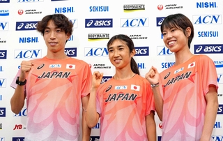 記者会見を終え、ポーズをとる（左から）三浦龍司、田中希実、広中璃梨佳＝１１日、東京都内