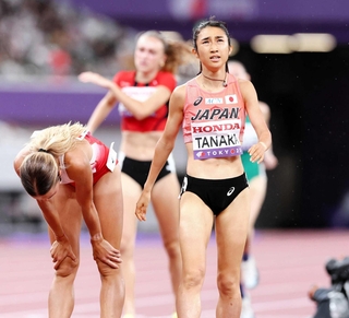 女子１５００メートル予選を走り終え、厳しい表情の田中希実（手前右）