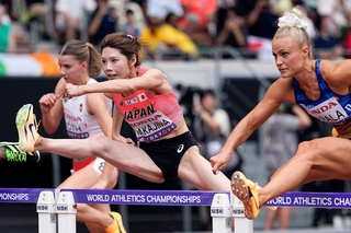 女子１００メートル障害予選　力走する中島ひとみ（中央）