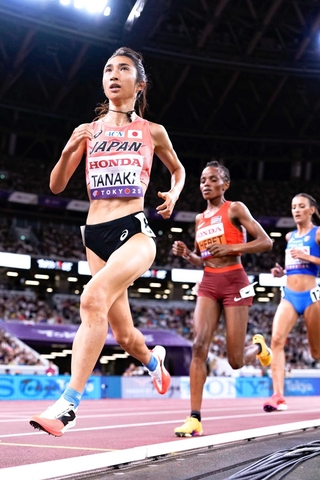 女子５０００メートル予選　力走する田中希実（左）＝国立競技場