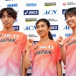 記者会見を終え、ポーズをとる（左から）三浦龍司、田中希実、広中璃梨佳＝１１日、東京都内