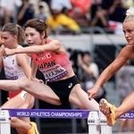 女子１００メートル障害予選　力走する中島ひとみ（中央）