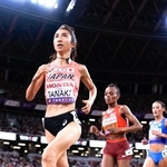 女子５０００メートル予選　力走する田中希実（左）＝国立競技場