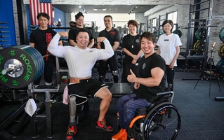 大塚博幸さん（奥中央）が代表を務めるジム「ＲＥＣＯＮ」での練習会に集まった田中翔悟さん（手前左）、光瀬智洋さん（同右）ら＝８月、姫路市