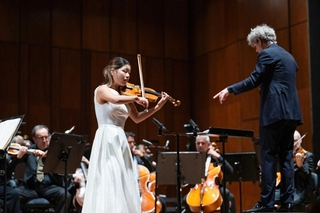 第５８回パガニーニ国際バイオリンコンクール決勝で演奏する吉本梨乃さん＝２５日、イタリア・ジェノバ（（ｃ）Ｐｒｅｍｉｏ　Ｐａｇａｎｉｎｉ-Ｆｏｔｏ　Ｇｉｕｓｙ　Ｌｏｒｅｌｌｉ、共同）